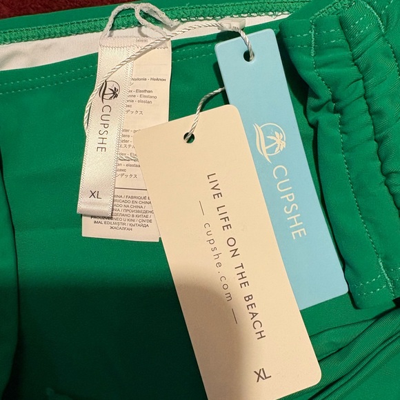 Bikini - Picture 3 of 6